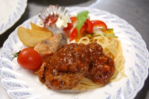 お子様ディナープレートの一例　日替わりです。ご飯、スープ、大人と同じ選べるデザート、ジュース付き。