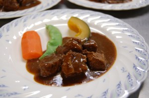 ビーフシチューをアツアツでどうぞ。