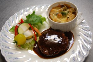 キッズのディナープレート一例。ごはん、スープ、大人と同じ選べるデザート、ジュース付き。