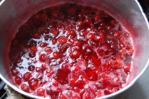 やますもものジャムをコトコト煮ているところ。