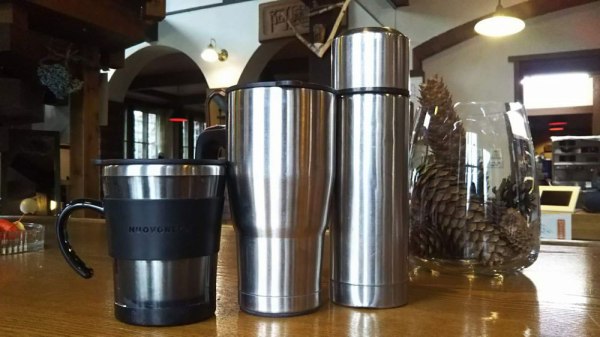 タンブラーにコーヒーお詰めします